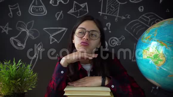 在学校艺术课上做一个项目的微笑少女画像女生坐在学校的办公桌前视频的预览图