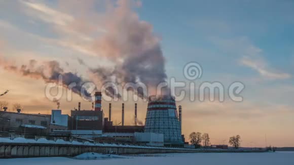 城市热电联产电厂日落景观梅加波利斯附近的热电厂烟囱和视频的预览图