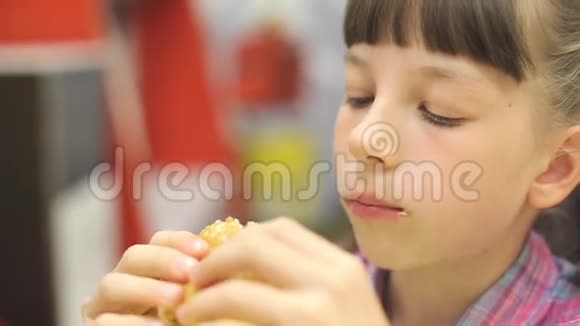 年轻快乐的少年在快餐店吃美味的汉堡包小女孩吃炸薯条晚餐视频的预览图