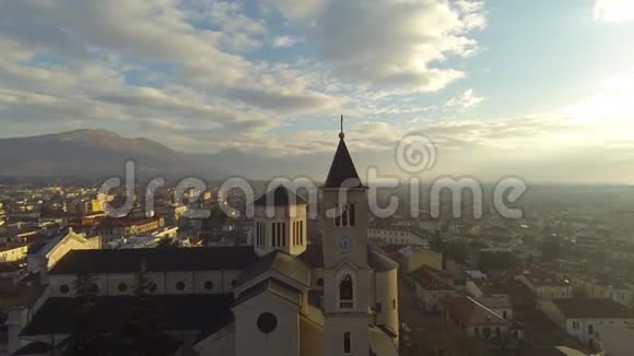 大教堂里的无人机视频的预览图