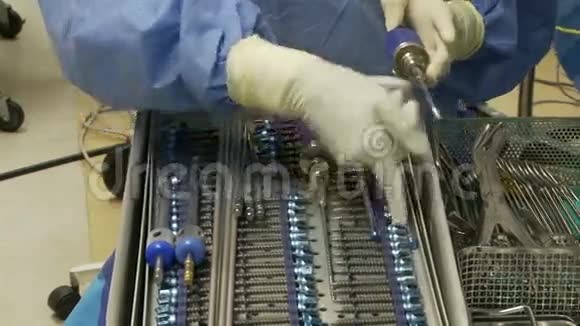 脊柱外科医生11名中的10名视频的预览图