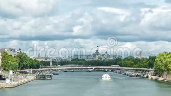 从皇家桥时代可以看到大皇宫展厅和塞纳河上的船只视频的预览图