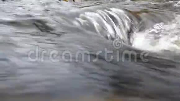 美丽的运动湍急的河水视频的预览图