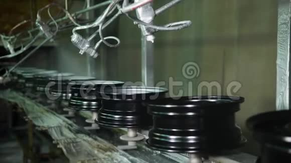 机器人喷漆机在钢轮上喷涂金属油漆视频的预览图