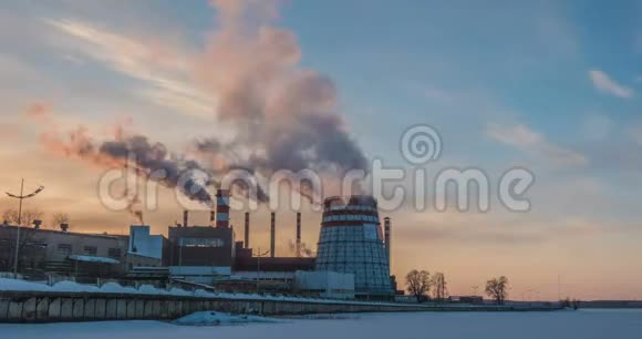 城市热电联产电厂日落景观梅加波利斯附近的热电厂烟囱和视频的预览图