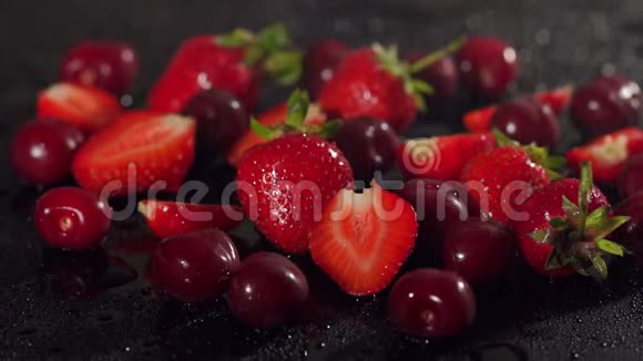 草莓和樱桃在水中溅到黑色视频的预览图