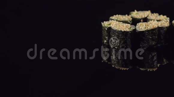 一套木木寿司的黑色表面特写视频的预览图