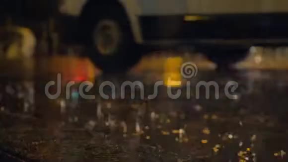 夜城倾盆大雨视频的预览图