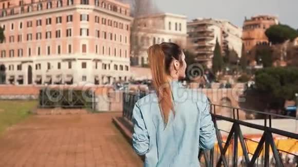 意大利罗马一名女游客走在街上考虑罗马竞技场的建筑慢动作视频的预览图