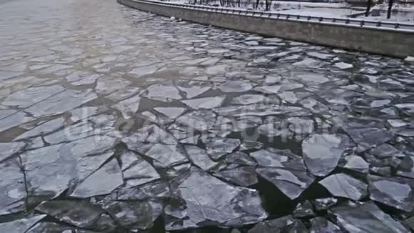 漂浮在莫斯科河上的冰视频的预览图