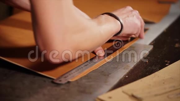皮匠用刀切割产品的边缘使其均匀视频的预览图