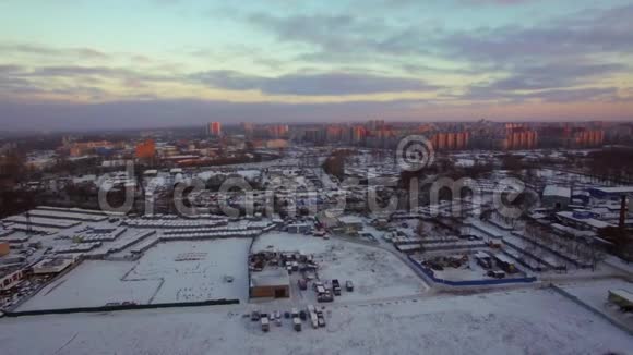 飞过工业区房子在远处俄罗斯圣彼得堡视频的预览图