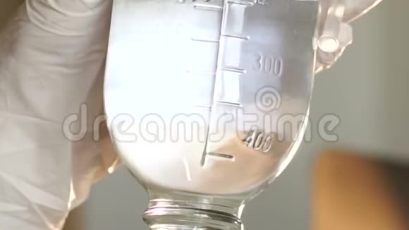 药瓶里气泡的特写视频的预览图