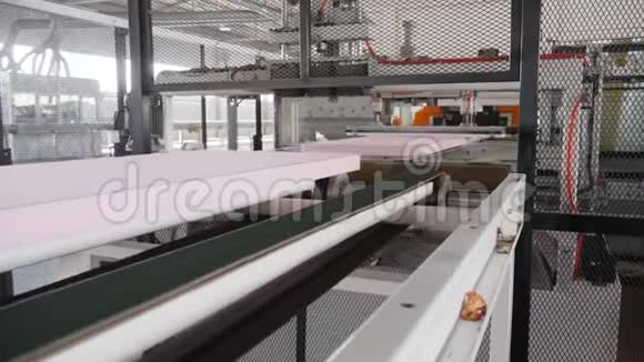 生产泡沫聚苯乙烯设备的工厂输送线上发泡胶自动切割视频的预览图