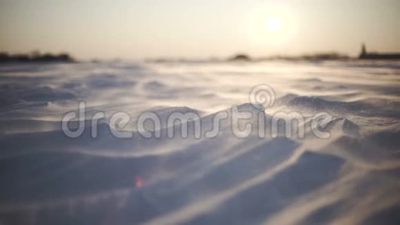 北极风暴日落时分的雪暴特写镜头风吹雪花把它们吹过田野视频的预览图