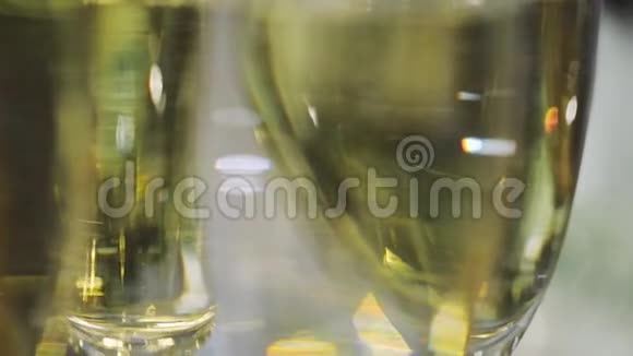 关上门酒杯里的香槟酒视频的预览图