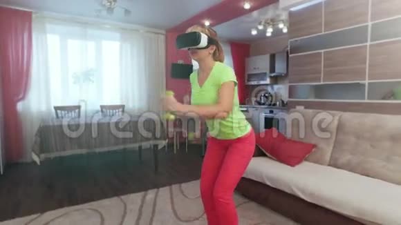 年轻美女做健身运动虚拟现实视频的预览图