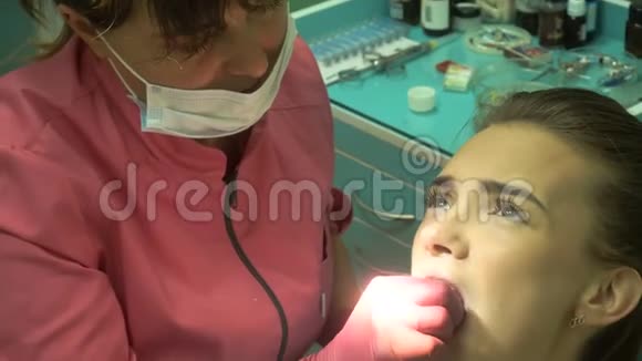 小可爱的女人对待她的牙齿视频的预览图