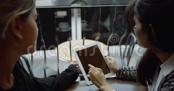 年轻的朋友在咖啡馆里用平板电脑和啤酒4k细节视频的预览图