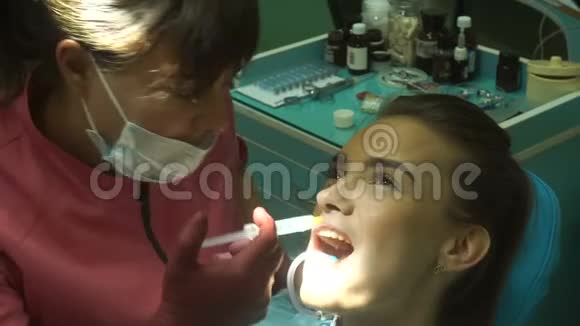 牙医那漂亮的女人在治疗她的牙齿视频的预览图