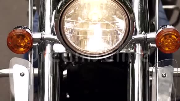 现代摩托车前照灯近景视频的预览图