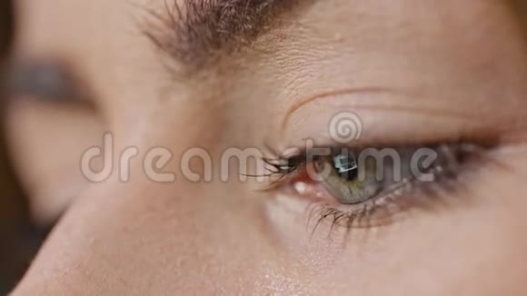 女孩的眼睛与屏幕的反射视频的预览图