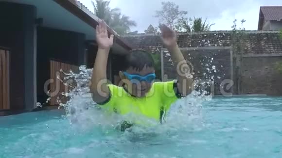 小男孩在水里泼水的慢动作视频的预览图