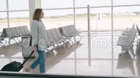 红发姜女在机场检查登机牌从后面视频的预览图