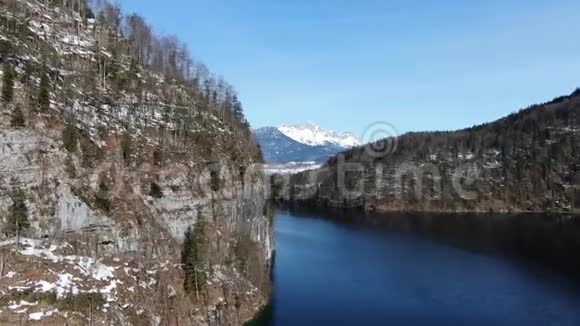 Konigssee湖有蓝色反射水和山脉空中镜头4k视频的预览图