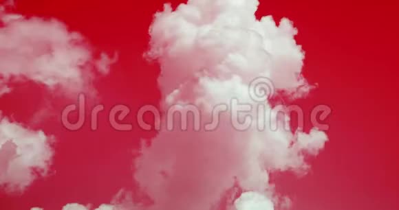 乌云在一片红色的天空中流逝视频的预览图