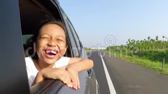 无牙女孩在车窗上享受新鲜空气视频的预览图