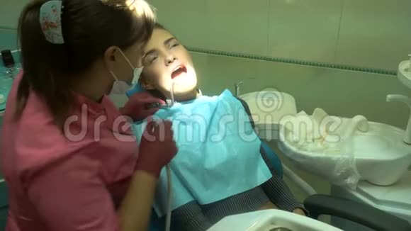 牙科医生那迷人的女孩在治疗她的牙齿视频的预览图