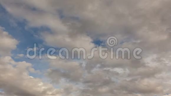 移动的深灰色云和蓝天背景3840x2160UHD4k的Tiime消失视频的预览图
