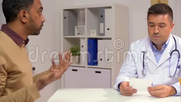 医生和门诊不高兴的男病人视频的预览图
