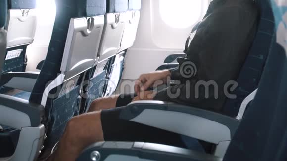 男性乘客在飞机上打开桌子视频的预览图