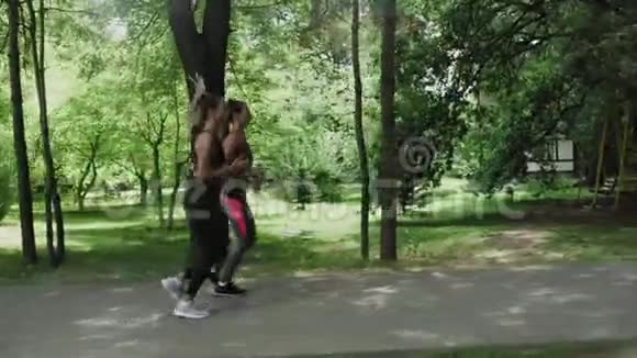 公园里慢跑的年轻妇女视频的预览图