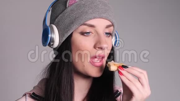 年轻的白种人女人带着尾巴吃披萨视频的预览图