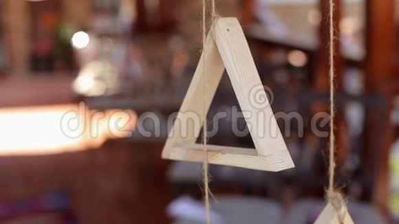 婚礼装饰中绳子上的木制三角形视频的预览图