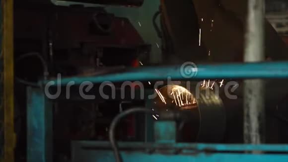 机床是车辆车轮上的焊接接缝视频的预览图