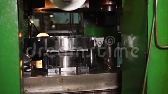 旧的压榨机正在用扁平的金属片制作成型的细节视频的预览图