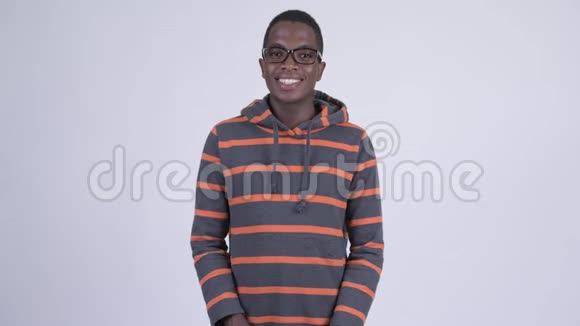 年轻快乐的非洲男人带眼镜看书视频的预览图