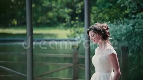 可爱的夫妇在他们的婚礼上见面美丽的新娘来到她的新郎面前他转向她他们微笑着亲吻视频的预览图