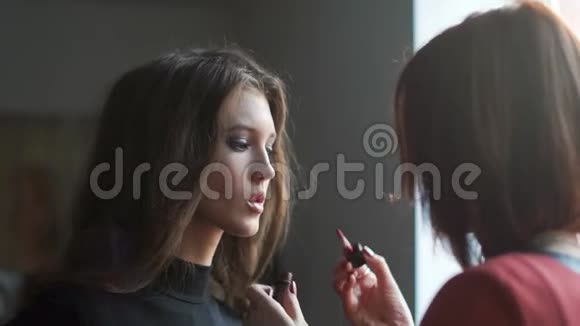 化妆师为模特化妆唇膏应用视频的预览图