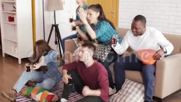 足球迷在电视上看足球在家庆祝胜利视频的预览图