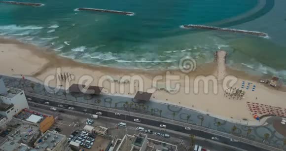 海浪汽车和人在海滨的交通时间以色列特拉维夫视频的预览图