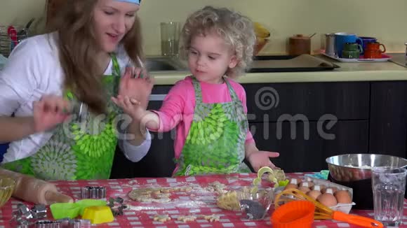 令人兴奋的小女儿和她美丽的母亲一起做饼干视频的预览图