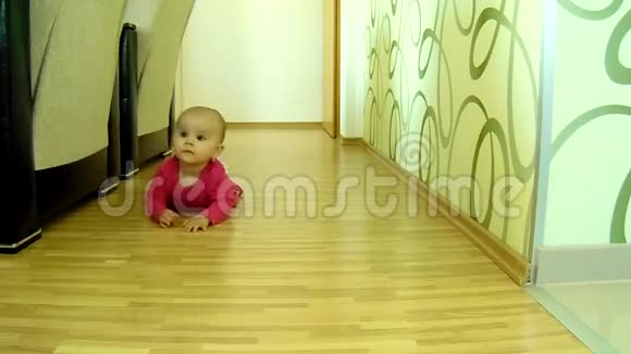 婴儿在地板上爬行视频的预览图
