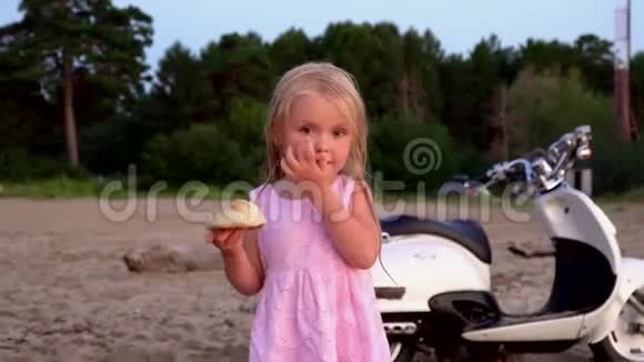 海滩上的那个金发小女孩白骑士的小孩吃面包视频的预览图
