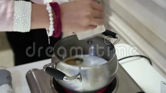 厨师把淀粉倒在锅里视频的预览图