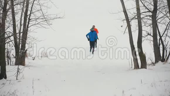 三名年轻运动员在冬季户外跑步视频的预览图